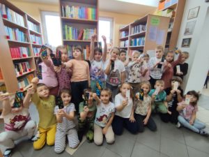 Grupa sześciolatków w bibliotece szkolnej