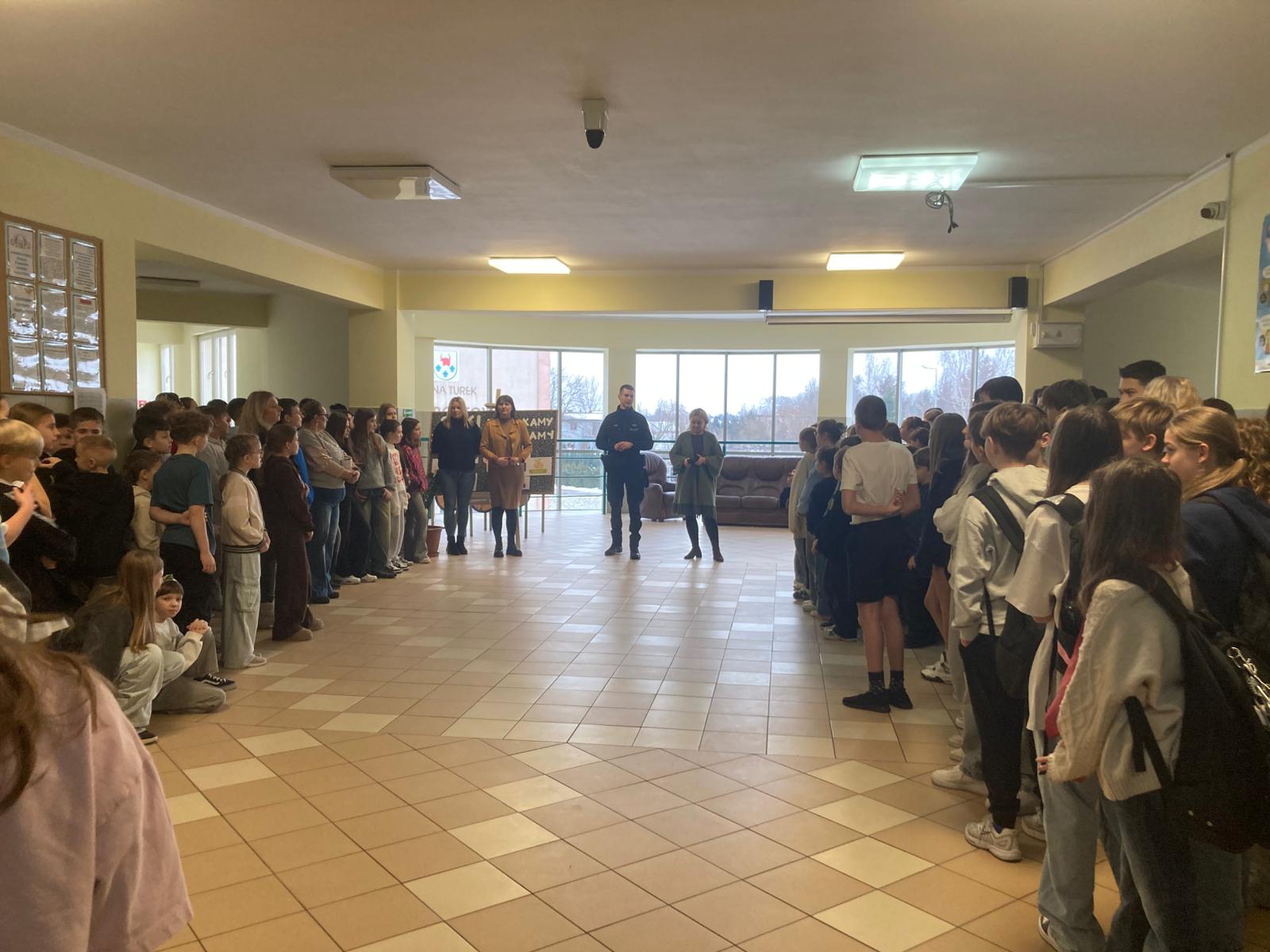 BEZPIECZNE FERIE.SPOTKANIE Z POLICJĄ W NASZEJ SZKOLE