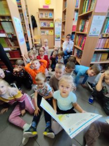 Przedszkolaki w bibliotece szkolnej
