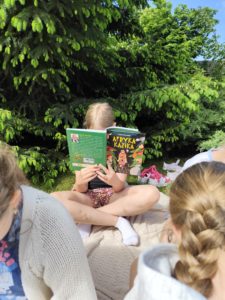 Klasa 3b w akcji „Czytanie na polanie”